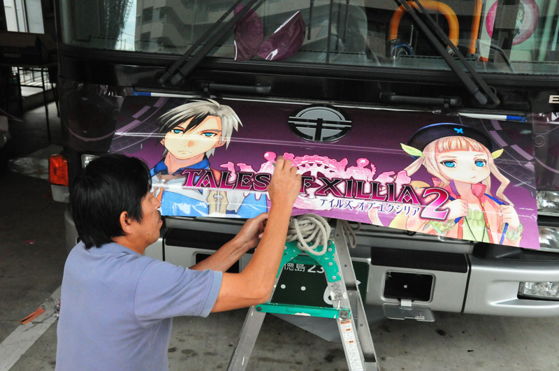 Illustration for article titled Watch as This Bus Is Covered in Glorious Nerd